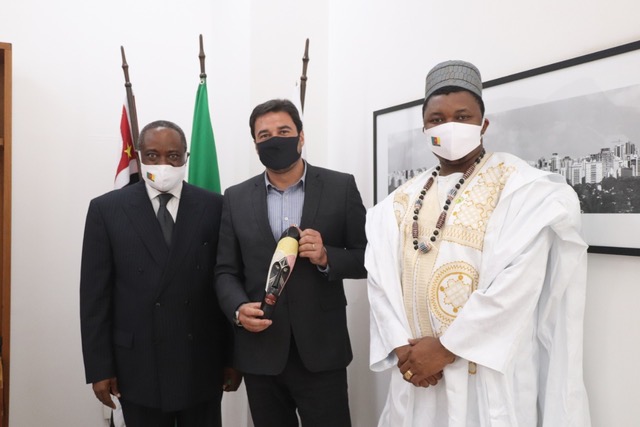 Foto do Embaixador de Camarões em Brasília, Martin Agbor Mbeng, com o Secretário Luiz Alvaro.